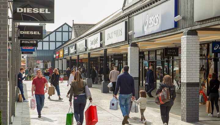 Tour privado de compras desde Manchester al Outlet Cheshire Oaks - Foto 1