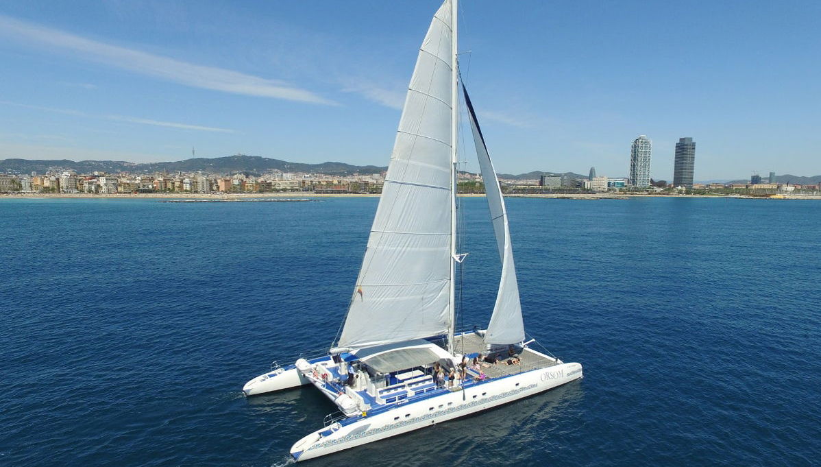 Giro in catamarano con musica live a Barcellona - Foto 1