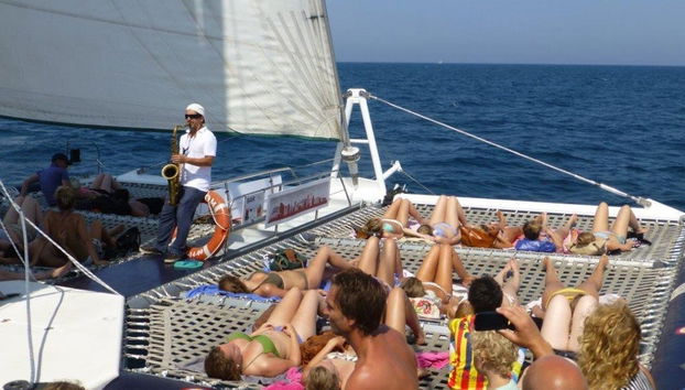 Giro in catamarano con musica live a Barcellona - Foto 2