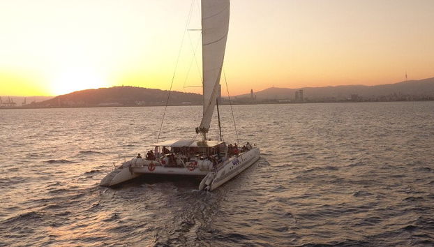 Giro in catamarano con musica live a Barcellona - Foto 4