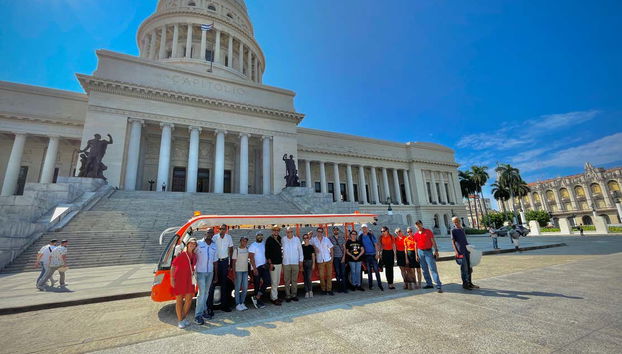 Posando em frente ao Capitólio de Havana