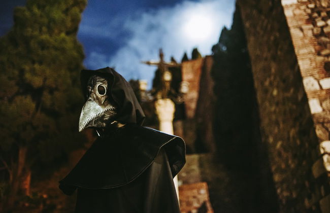 Tour teatralizado de la peste por Málaga - Foto 1