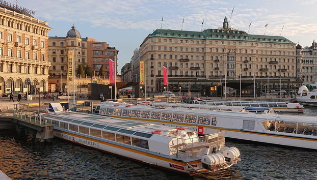Passeio de barco sob as pontes de Estocolmo - Foto 2