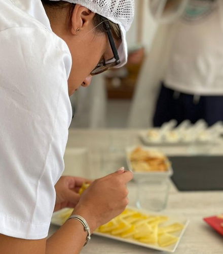 Foto de Visita a una fábrica de queso con degustación y taller