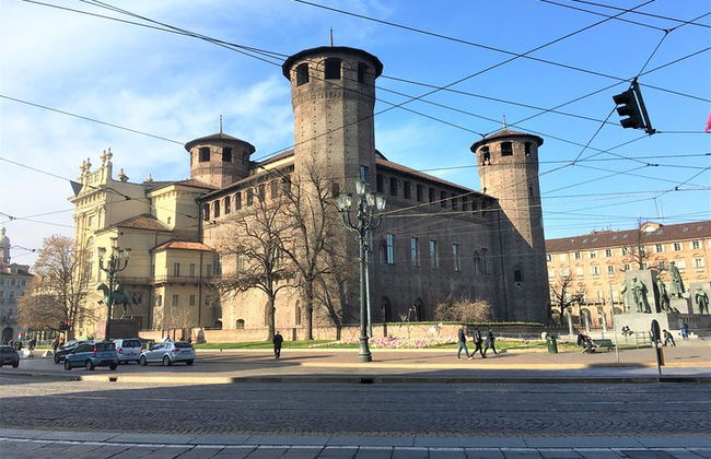 Torino barocca: esplora Piazza Castello con un tour audio autoguidato - Foto 3