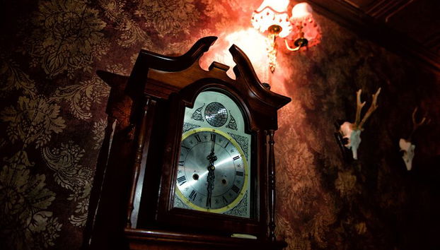 Standuhr im Haunted House Escape Room
