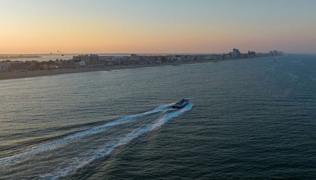 Le bateau naviguant à Ocean City au coucher du soleil