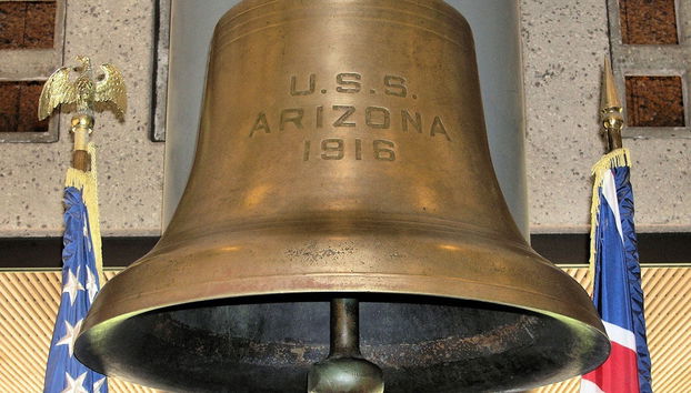 La campana dorada del USS Arizona Memorial