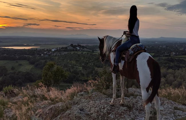 Descubre el centro histórico de esta mágica ciudad colonial a caballo al atardecer - Foto 2