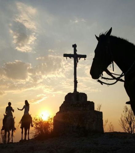 Foto de Descubre el centro histórico de esta mágica ciudad colonial a caballo al atardecer