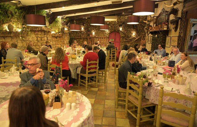 Cena con espectáculo folclórico en Mosta - Foto 2
