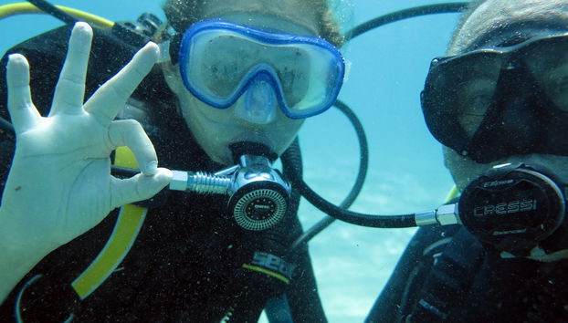 Disfrutando del bautismo de buceo en Denia