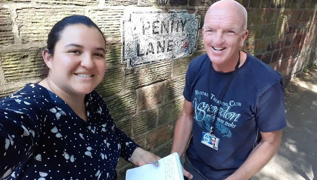 Voyez la signature sur le panneau Penny Lane Road et vous recevrez un trousseau de souvenirs,