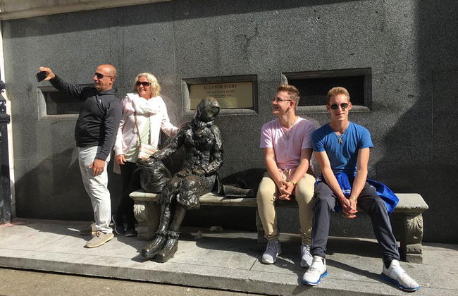 El "Carpool Karaoke" de los Beatles de 2 horas incluye una bebida en el "Phil" - Foto 3