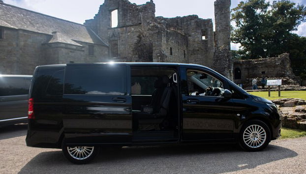 Disfrute del viaje tanto como del destino con nuestros espaciosos vehículos con asientos de cuero. ¡Perfectos para hacer turismo en las Tierras Altas de Escocia!