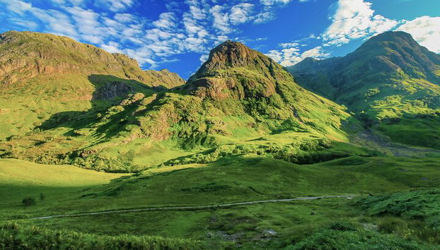¿Está listo para disfrutar de unas vistas impresionantes? Desde las serenas aguas del lago Lomond hasta los espectaculares picos de Glencoe, nuestro recorrido muestra la impresionante belleza natural de las Tierras Altas.