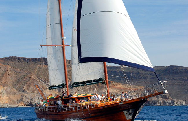 Crucero costero a bordo de la Goleta Afrodita con almuerzo - Foto 2