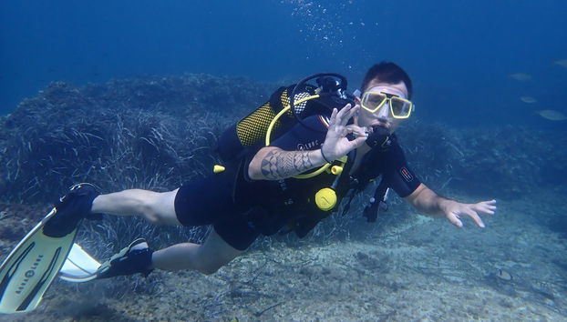 Bautismo de buceo en la Reserva Marina Cala Delta - Foto 4