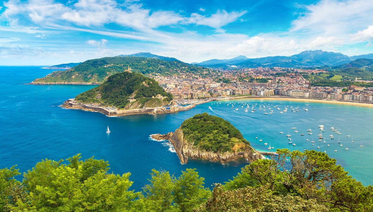 San Sebastian Coast Catamaran Trip - Foto 1