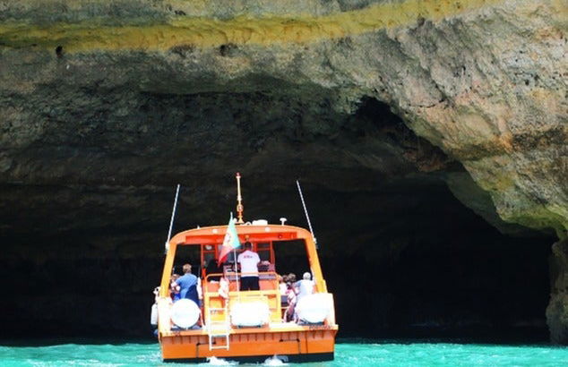 Passeio de barco pelas grutas de Algarve ao entardecer - Foto 1