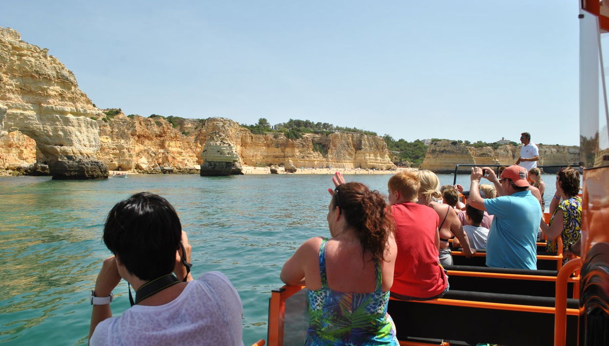 Paseo en barco por las cuevas del Algarve al atardecer - Foto 1