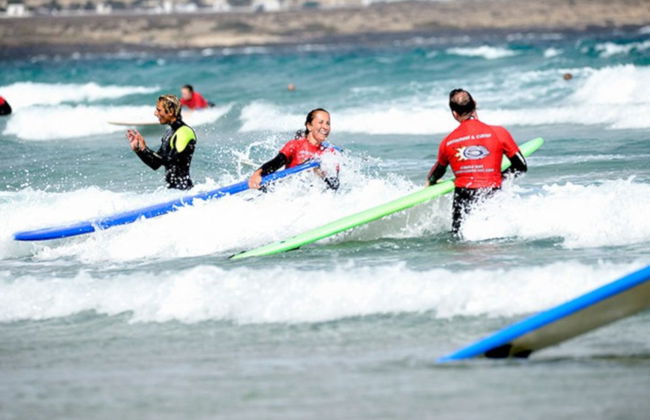 Curso de surf en Caleta de Famara - Foto 2
