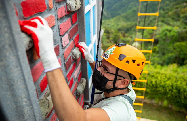 Climbing in Toro Verde Eco Adventure Park - Photo 3