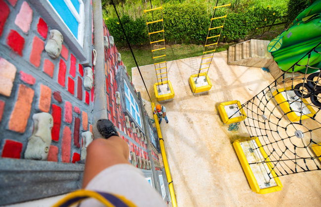 Climbing in Toro Verde Eco Adventure Park - Photo 5