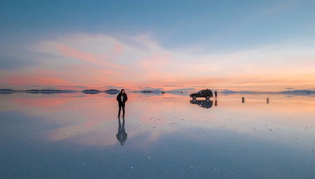 Coucher du soleil dans le désert de sel d'Uyuni
