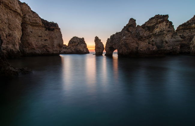 Paseo en barco por Ponta da Piedade al atardecer - Foto 1
