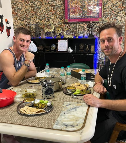 Foto de Clase de cocina y comida con una familia india