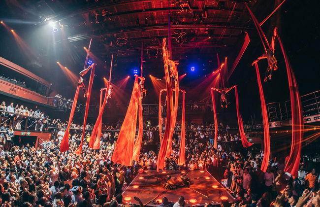 Fête dans la boîte de nuit Coco Bongo - Photo 1