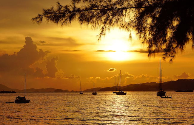 Balade en bateau à Langkawi au coucher de soleil - Photo 1