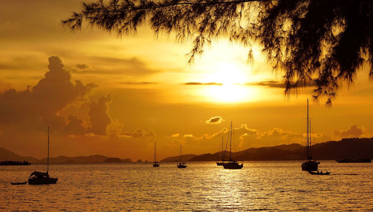 Balade en bateau à Langkawi au coucher de soleil - Photo 1