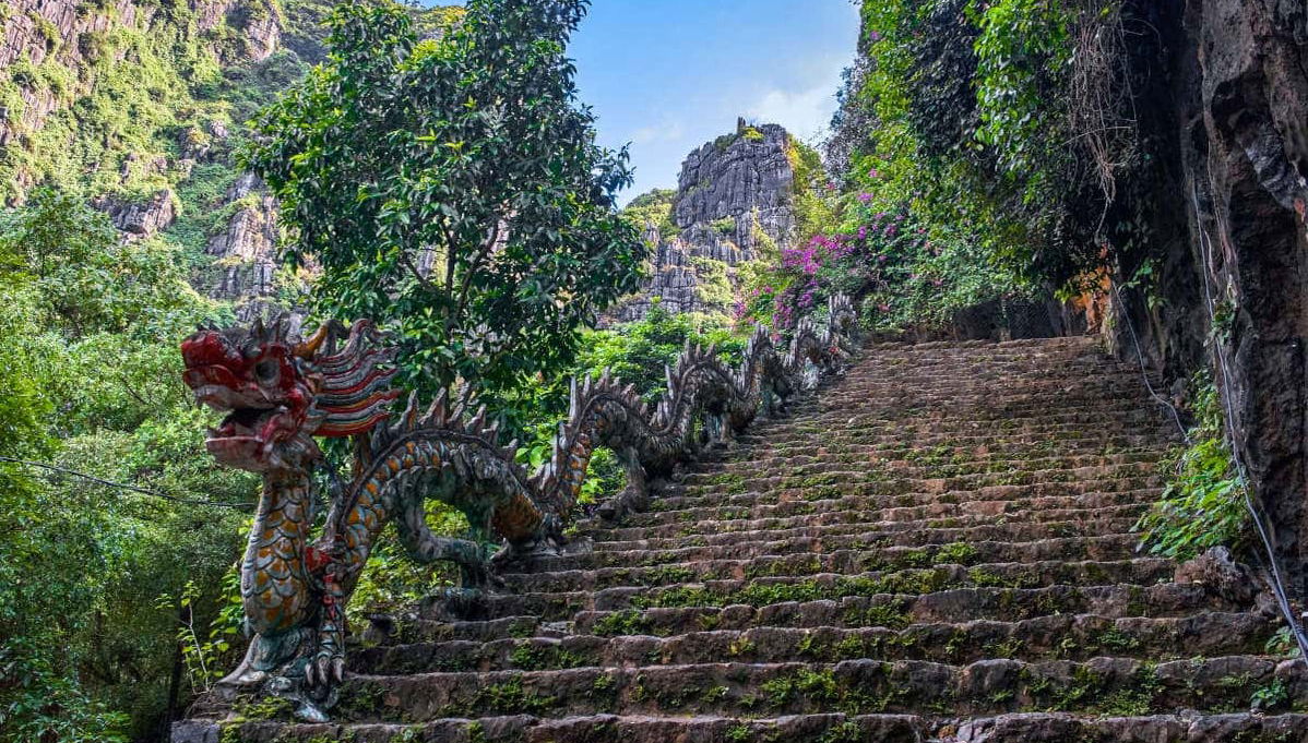 Excursión a Ninh Binh: Hoa Lu, Mua Cave y Reserva Natural de Van Long - Foto 1