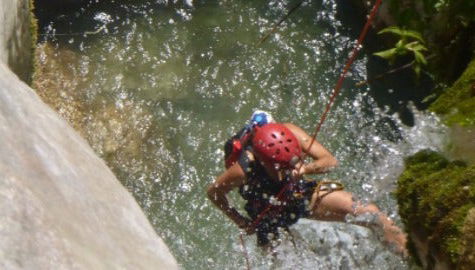 Rápel en la garganta de Nefeli