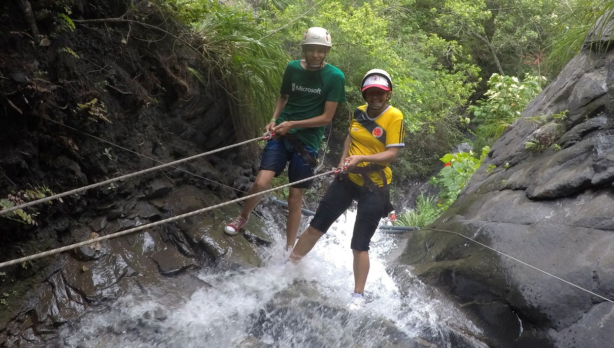 Canyoning + Ziplining in Útica - Foto 1