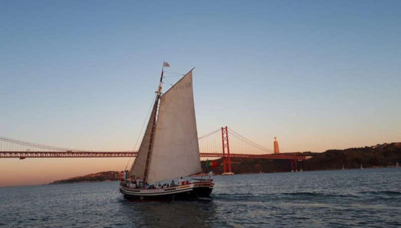 Paseo en barco tradicional al atardecer - Foto 1