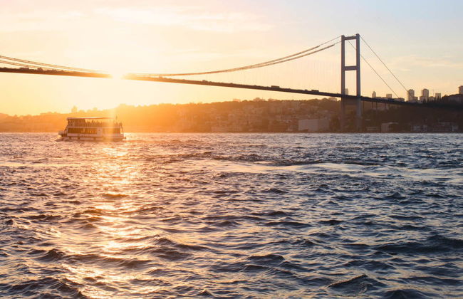 Crociera sul Bosforo al tramonto in yacht di lusso - Foto 2