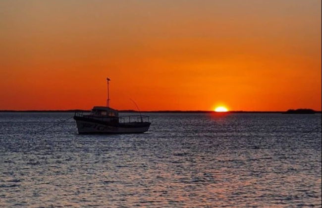 Paseo en barco al atardecer - Foto 2