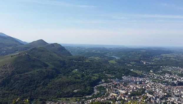Spektakuläre Aussicht vom Jer Peak (1000 m hoch) in der unmittelbaren Umgebung der Stadt Lourdes, Frankreich.
