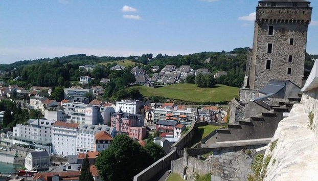Von der mittelalterlichen Burg (Chateau Fort) mit Blick auf die Stadt Lourdes.
