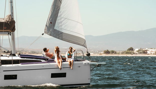 Navegando num barco de luxo pela costa algarvia