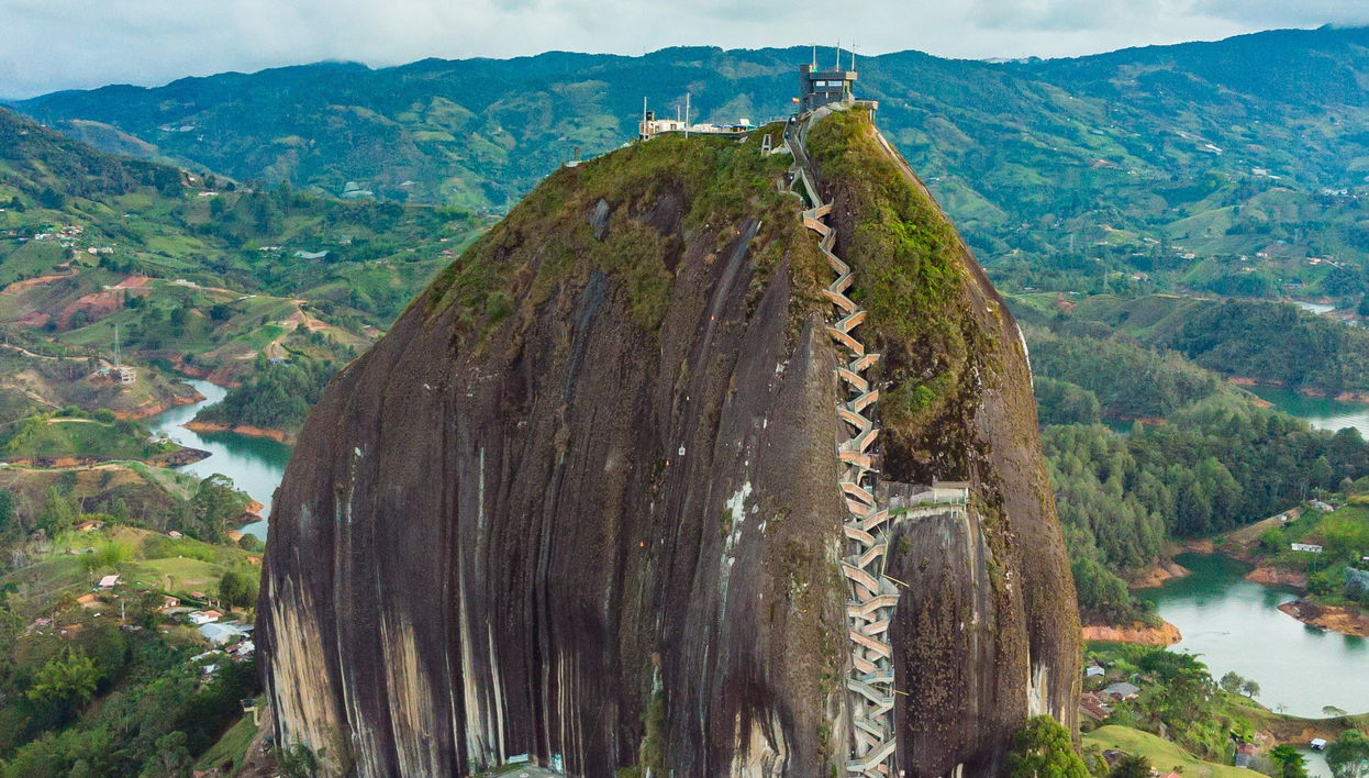 Passeio privado de helicóptero por Guatapé