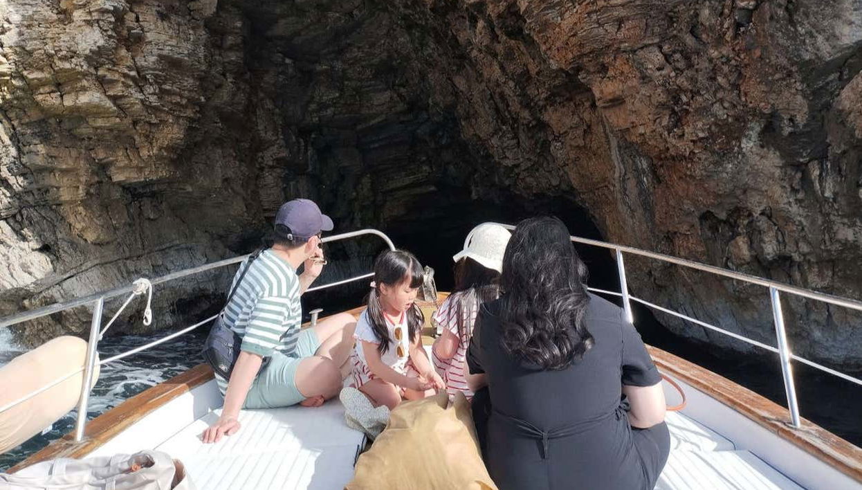 Passeio de barco gozzo pelas grutas de Polignano a Mare - Foto 1