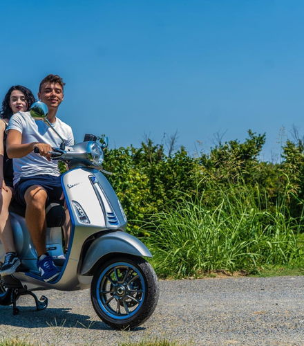 Foto de Tour en vespa por la región vinícola de Barolo