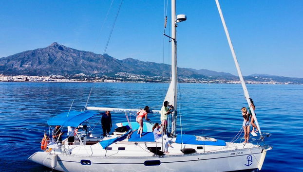 Disfrutando del paseo en velero por Puerto Banús