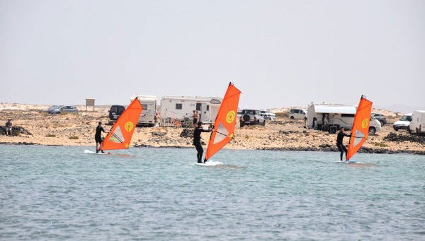 Curso de windsurf nas lagoas de El Cotillo - Foto 1