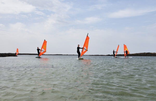 Curso de windsurf en las lagunas de El Cotillo - Foto 6