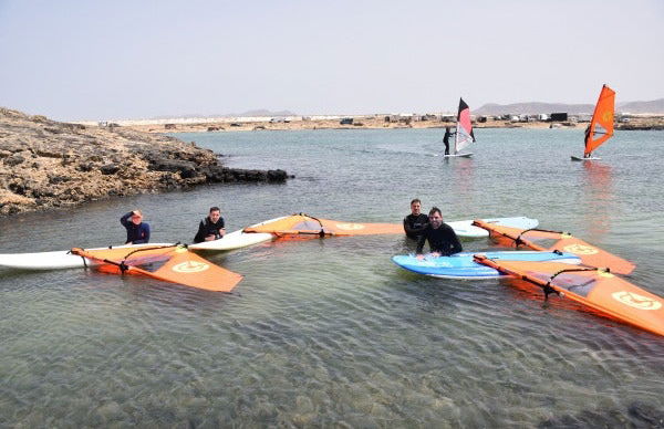 Curso de windsurf en las lagunas de El Cotillo - Foto 3